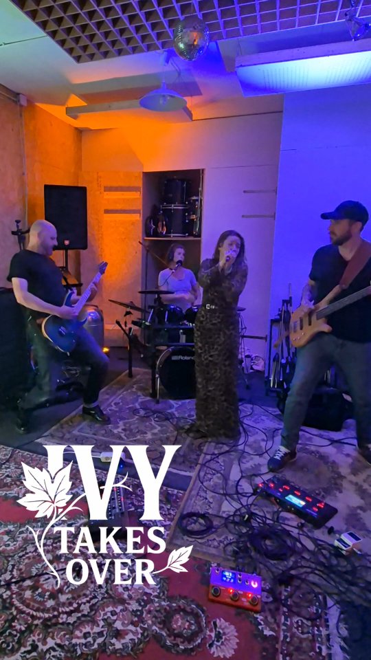Ivy Takes Over knalt door!