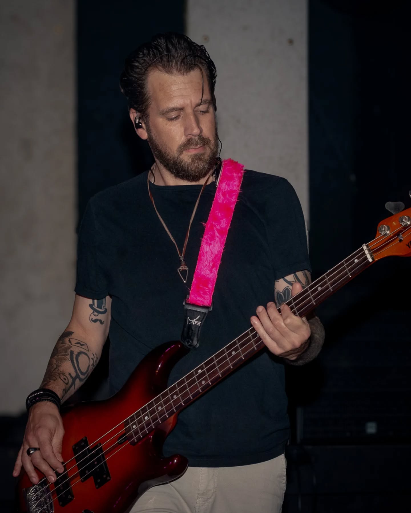 Sander en zijn bas: niet zomaar een muzikant, maar een ware bas-kunstenaar 🎸