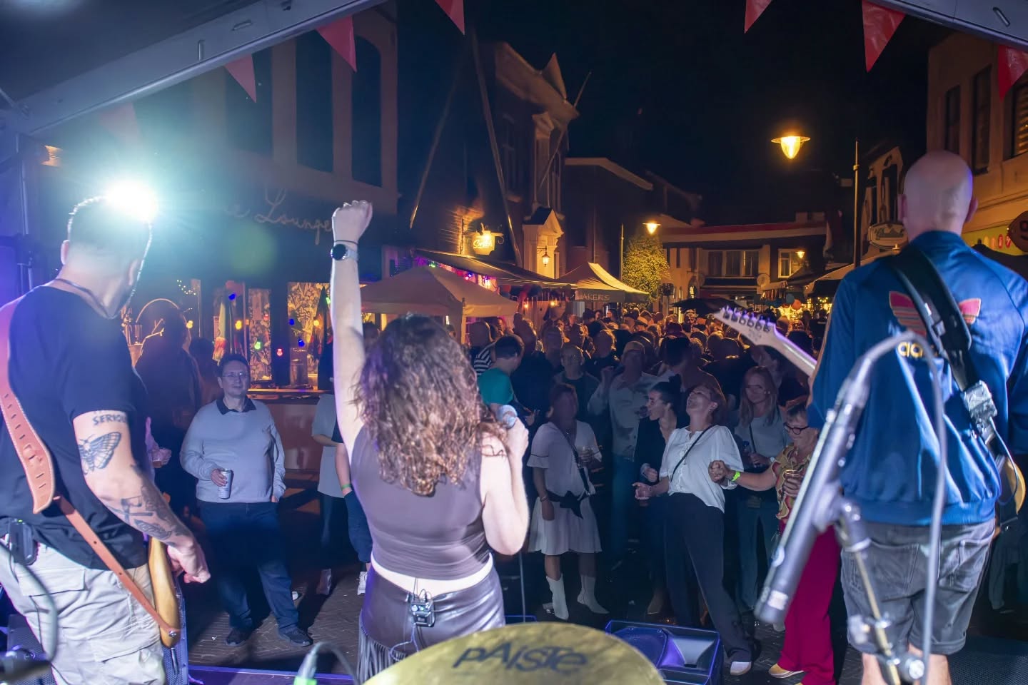 Een Zee van Fans vanuit de Drumkit