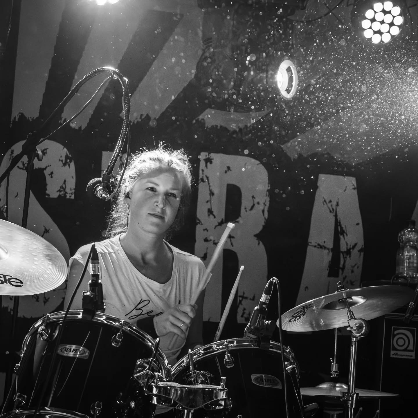 Supernatural vibes met onze freaky drumqueen