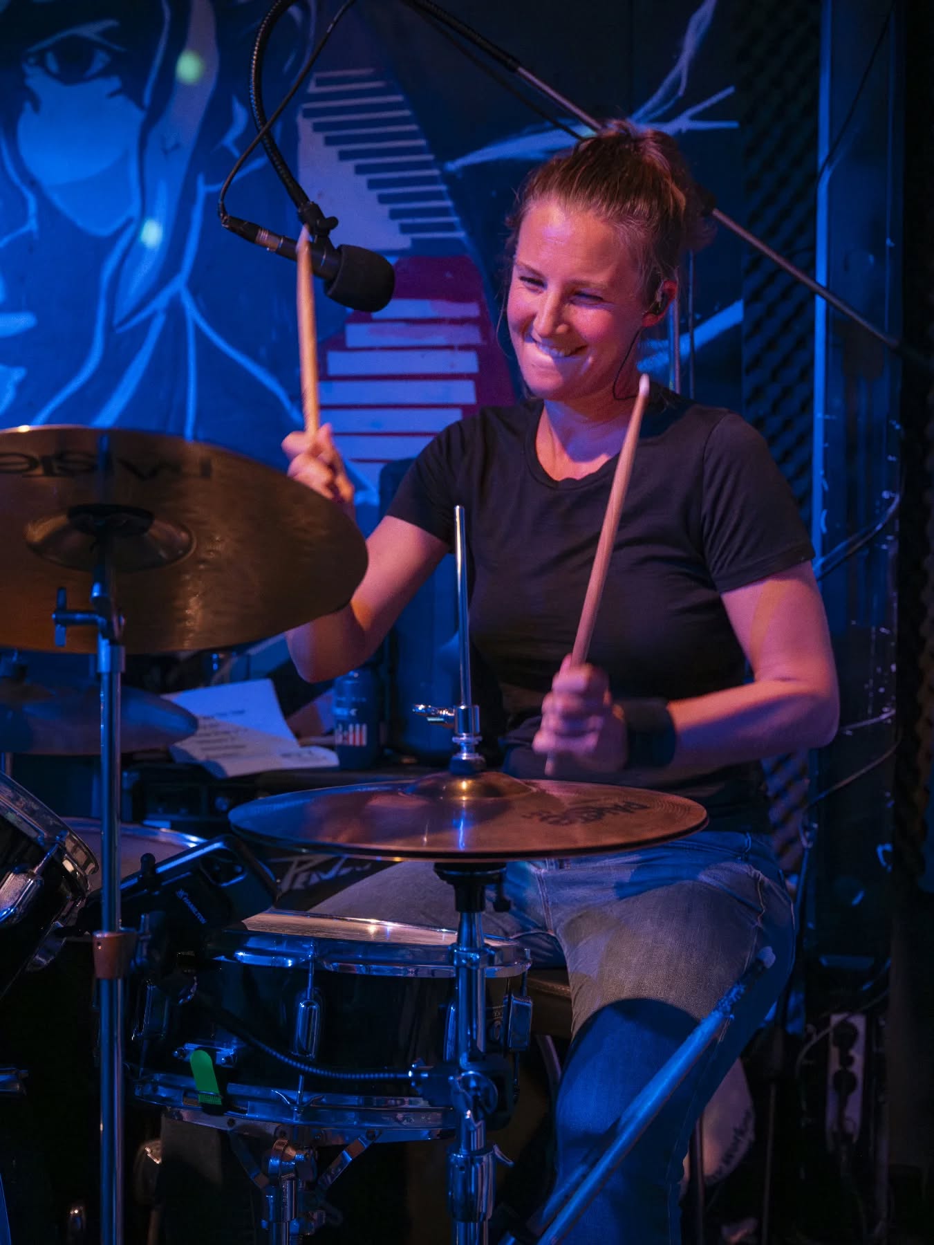 Hot drummer girl alert: Friek rockt niet alleen de beats, maar ook onze stichting!