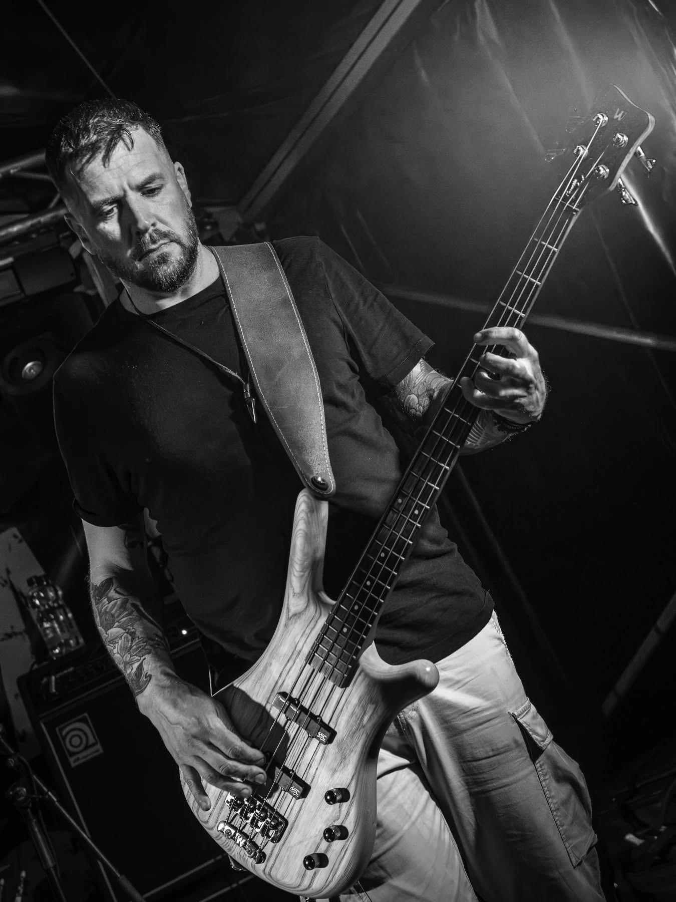 Lage noten, grote impact: waarom de bas onze show maakt