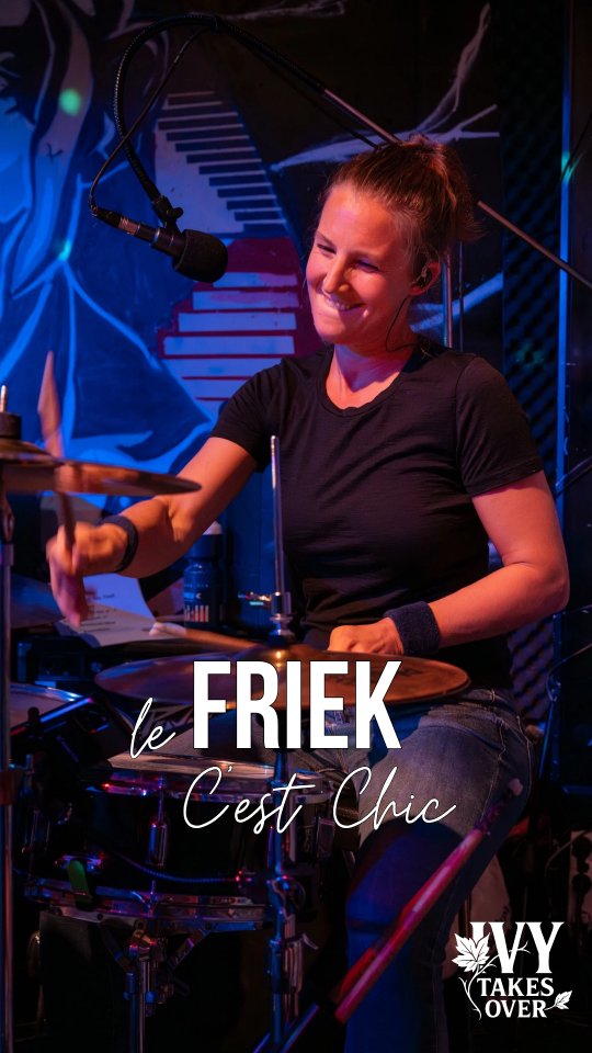 Hot drummer girl en jarige jet: een ode aan onze super Friek!