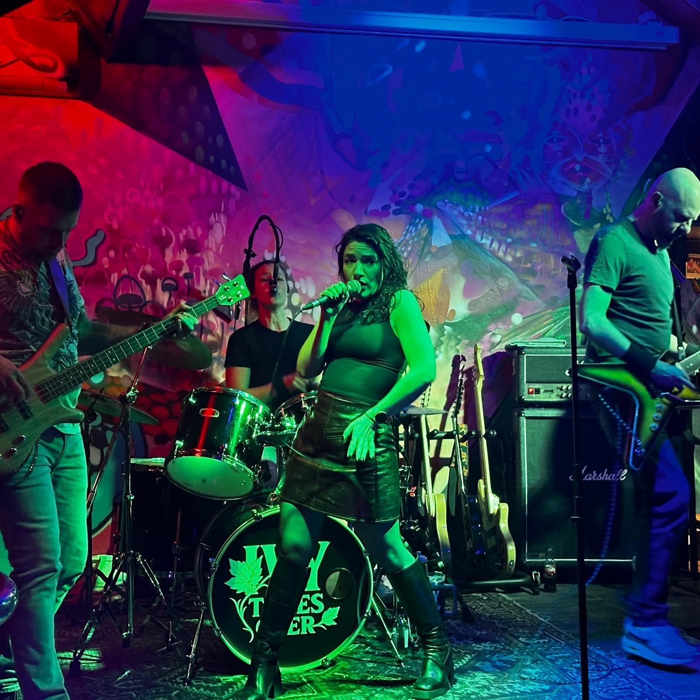 Ivy Takes Over Knalt Door – Altijd en Overal