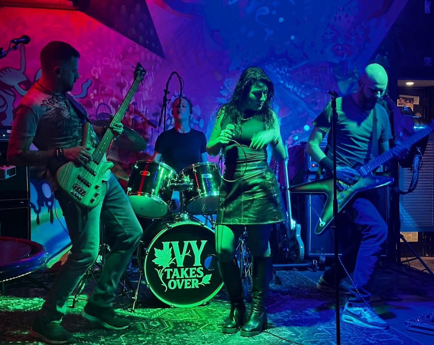 Het Podium Roept: Vanavond knallen we weer!