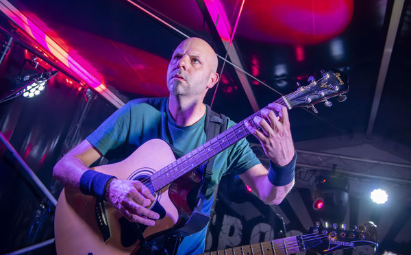 Roelof speelt akoestisch @ Volksfeest Winterswijk