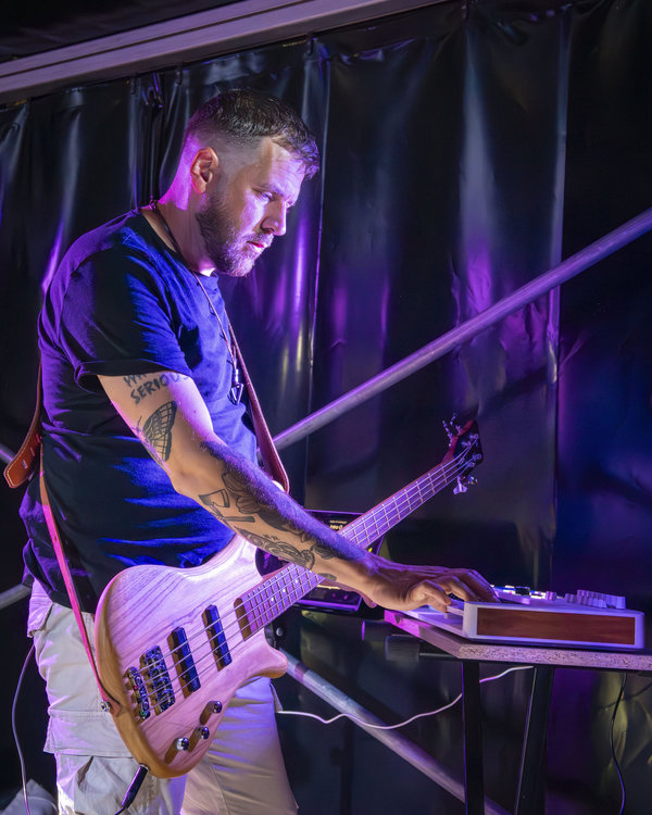 Sander speelt toetsen, synthesizer, samples